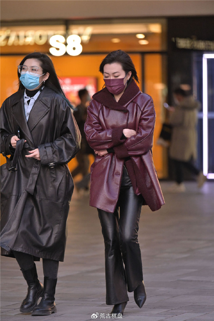 喜欢皮衣搭配的美女,裤子和鞋子也是真皮的款式|皮裤|微喇叭|紧身