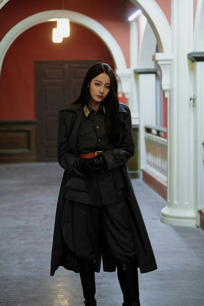 迪丽热巴狠辣美艳女军阀 感觉会把敌人关在地牢里拿鞭子抽 好a