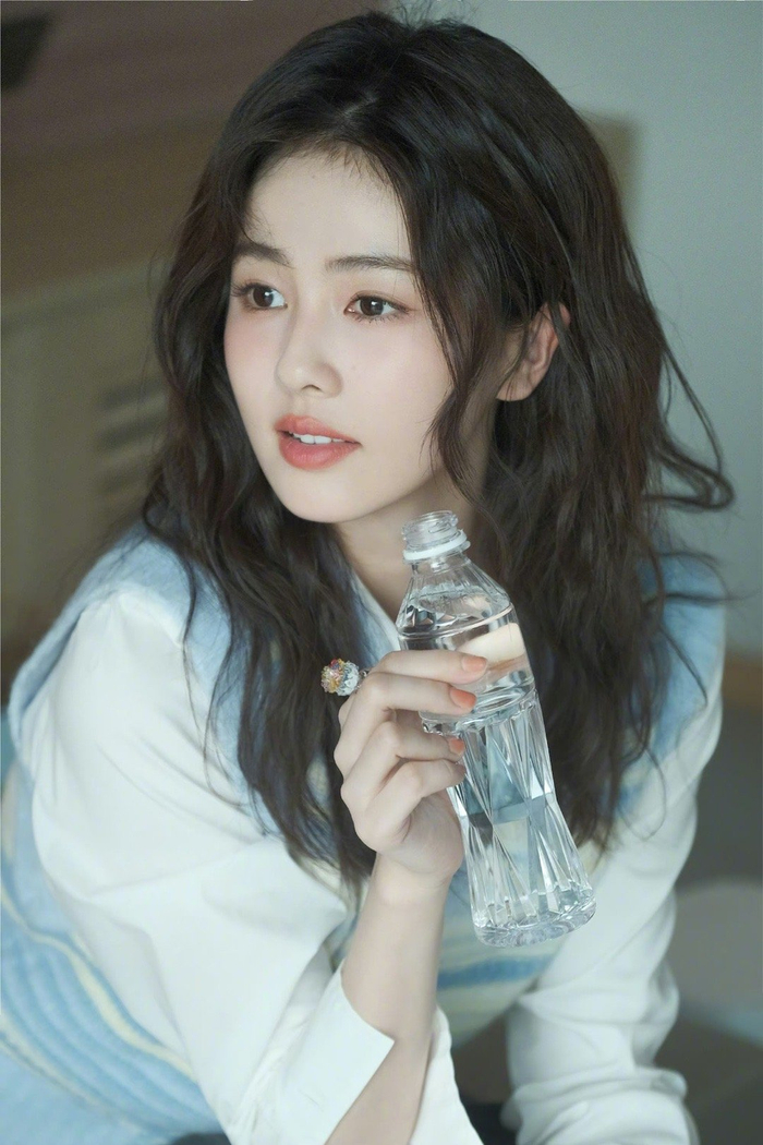 白鹿新歌写真,清新学姐上线,小甜歌听起来
