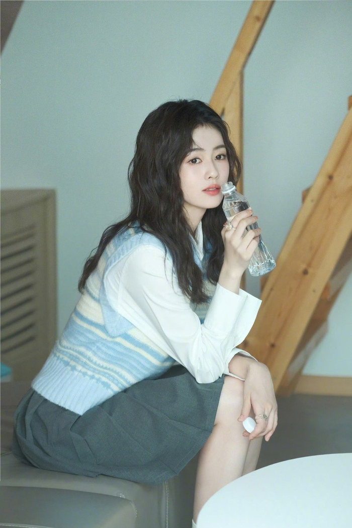 白鹿新歌写真,清新学姐上线,小甜歌听起来