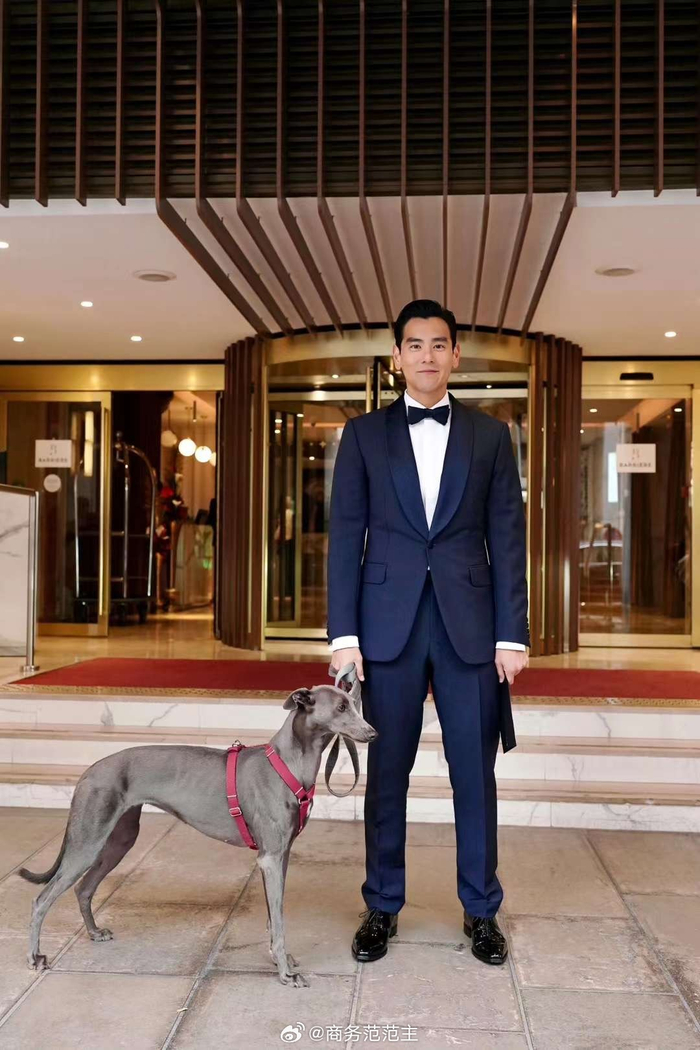 tie风度翩翩,脚下还配了亮面皮鞋,熟男魅力全开~ 671/ 442岁彭于晏
