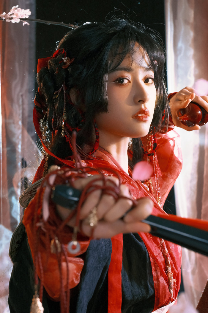 沈月女侠风写真,眼神坚毅锐利洒脱不羁的女侠,又美又飒狠狠拿捏古风
