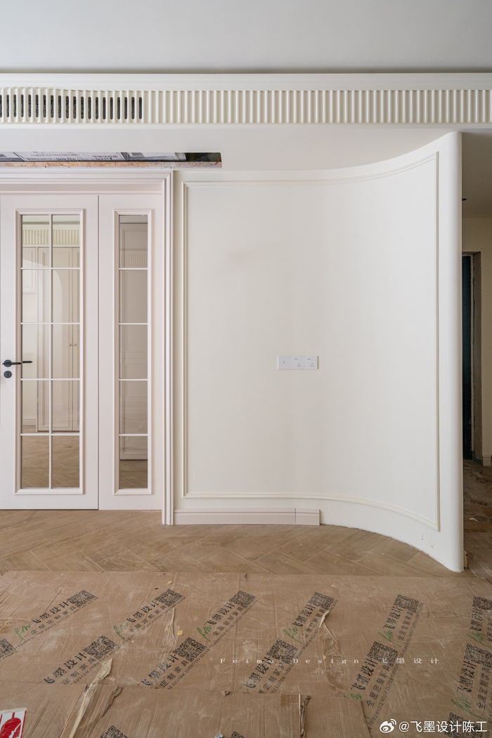 硬装施工中的法式风项目-- 全屋木地板通铺,客餐一体 独立式书房设计