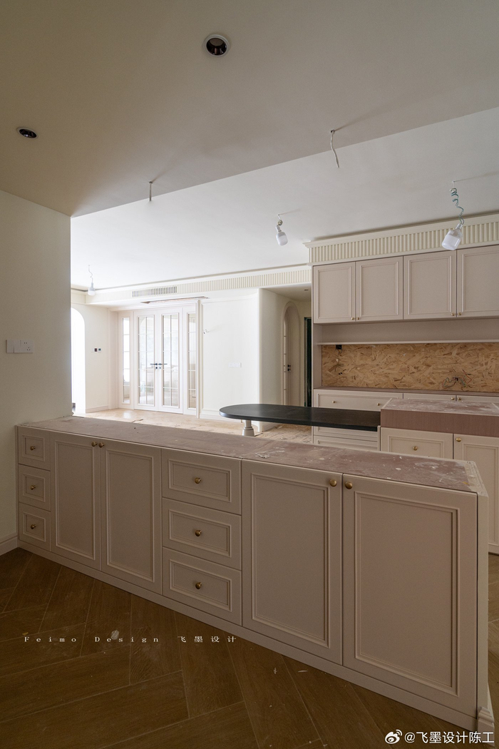 硬装施工中的法式风项目-- 全屋木地板通铺,客餐一体 独立式书房设计