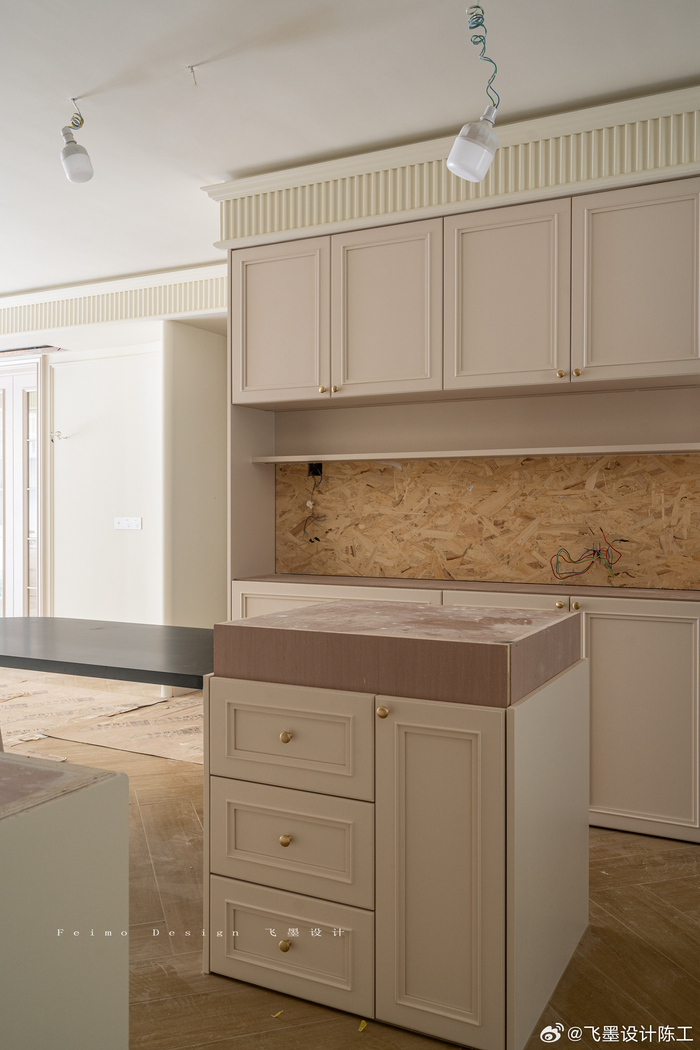 硬装施工中的法式风项目-- 全屋木地板通铺,客餐一体 独立式书房设计