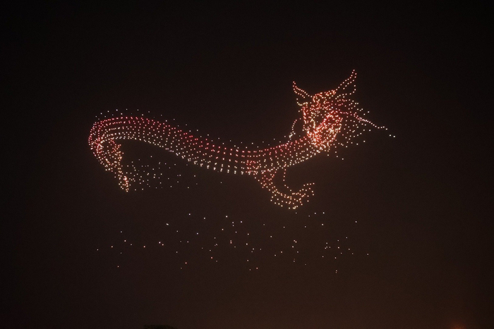 震撼成都惊现巨龙还有好多人对到天上扫码