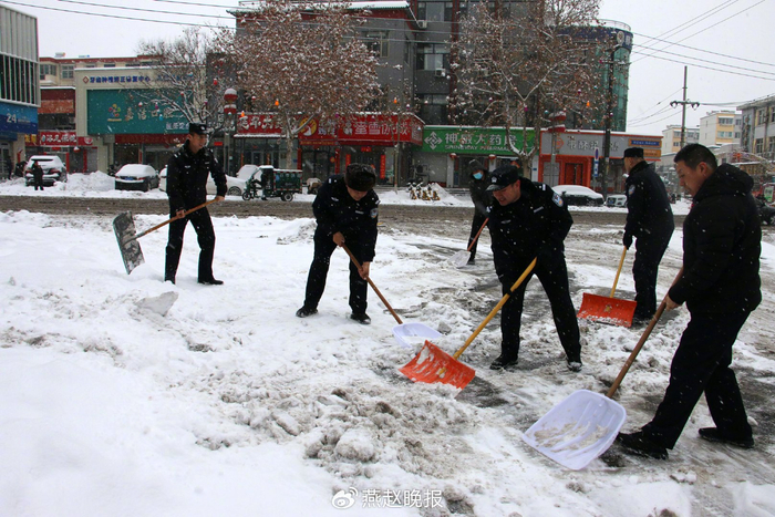 漫天飞雪中感人的情景一幕接着一幕