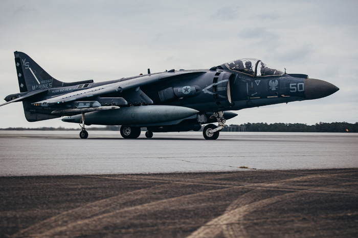 美国海军陆战队av-8b ″鹞 ″式战斗机返回后降落在机场上