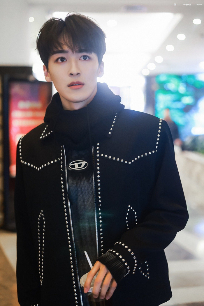 何洛洛今日无限超越班录制饭拍今天是allblack的酷哥一枚