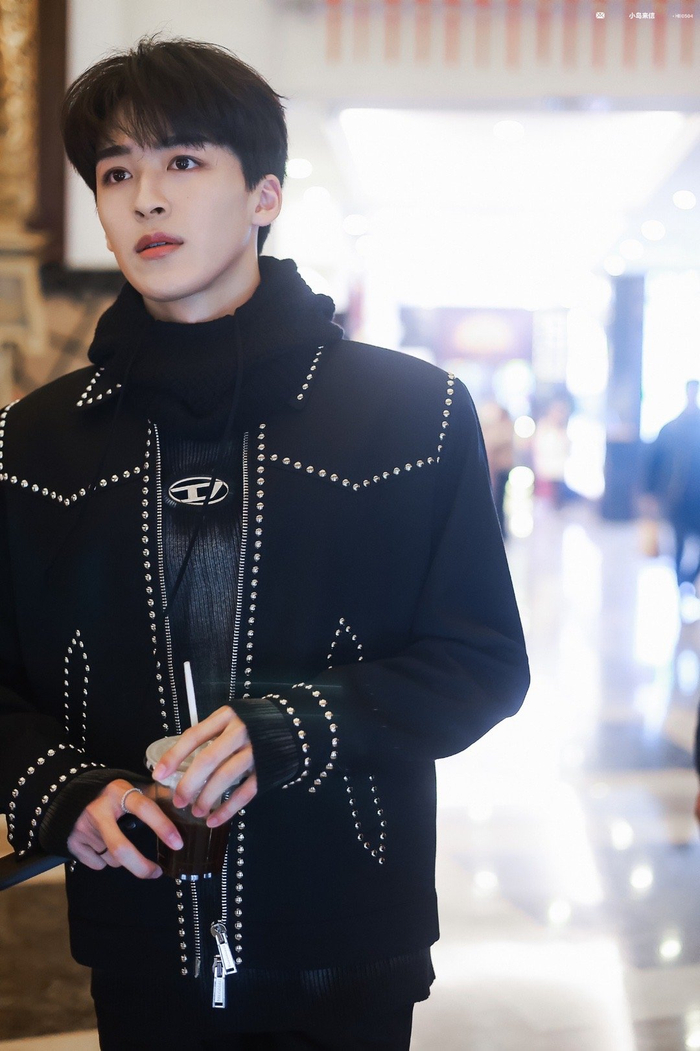 何洛洛今日无限超越班录制饭拍今天是allblack的酷哥一枚