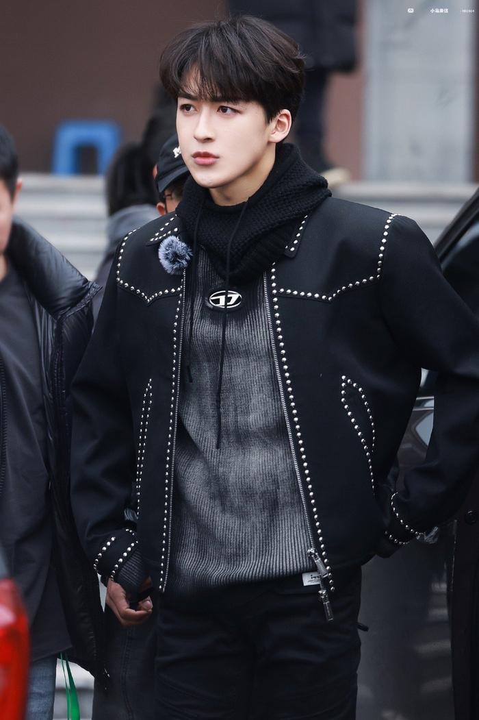 何洛洛今日无限超越班录制饭拍今天是allblack的酷哥一枚