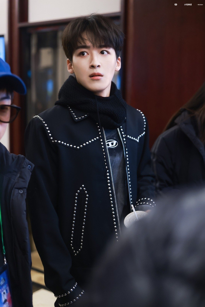 何洛洛今日无限超越班录制饭拍今天是allblack的酷哥一枚