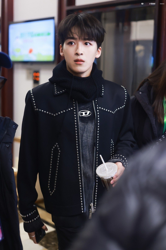 何洛洛今日无限超越班录制饭拍今天是allblack的酷哥一枚