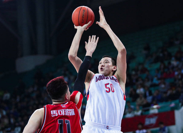 郑准身高2米14,在场上也属于高塔级别的内线,上赛季场均可以贡献8.