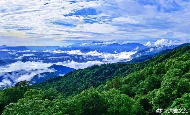 乘坐@瓦屋山景区 古佛坪索道，在索道上，可以赏瓦屋云海