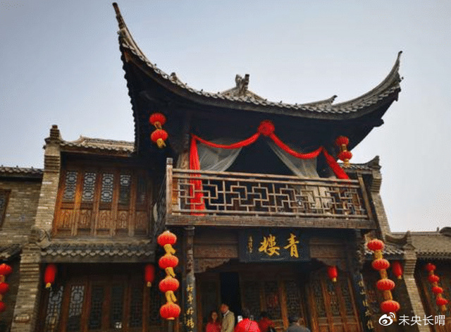 青楼原指富贵人家闺阁，南北朝末期到隋唐才逐步与妓院变为同义词
