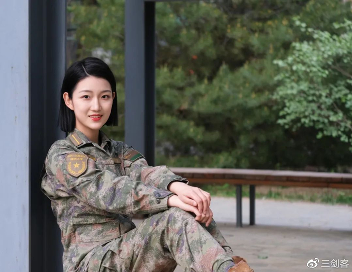 留言告诉剑客君来,今日份,带大家看看魅力女兵风采~yright08三剑客