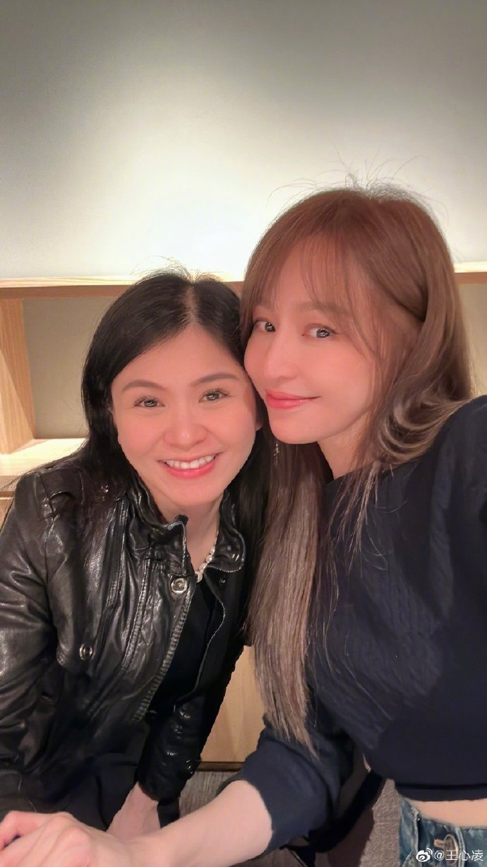 王心凌晒亲朋好友聚会合照好热闹好欢乐呀!