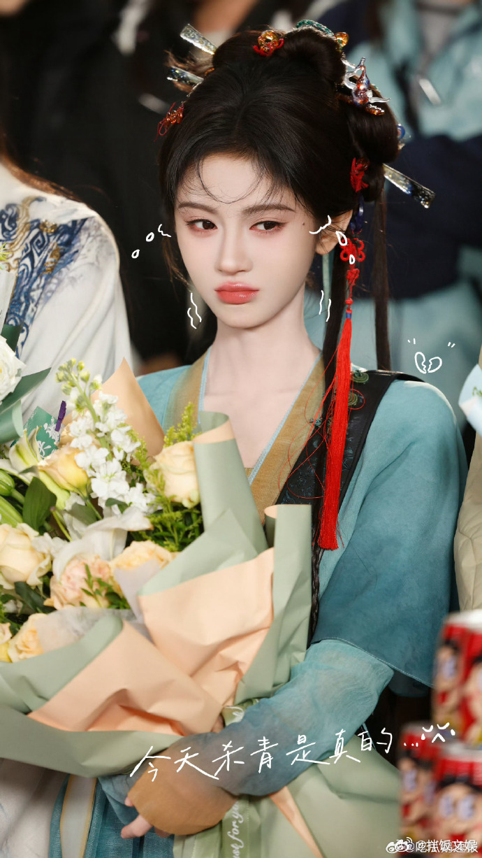鞠婧祎新剧杀青眼泛泪光,细节流露角色不舍