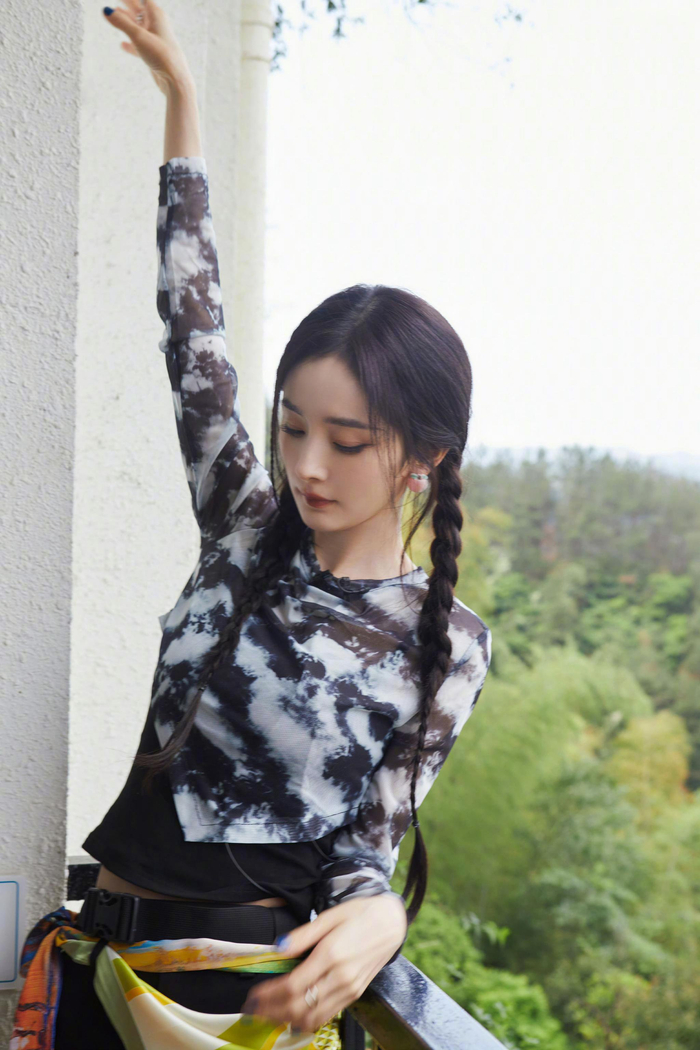 杨幂今日份六宫格随拍 双马尾麻花辫的幂,侧颜好漂亮|杨幂_新浪新闻