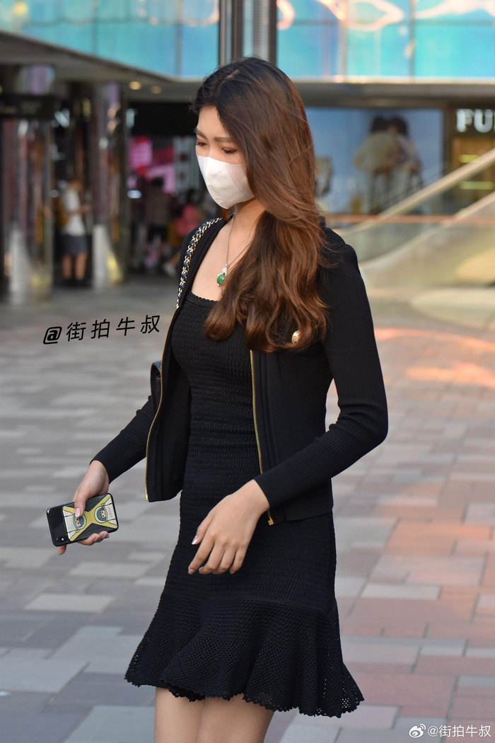 美女穿着黑色的时尚鱼尾裙出街