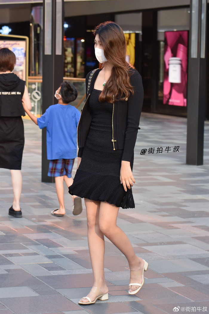 美女穿着黑色的时尚鱼尾裙出街