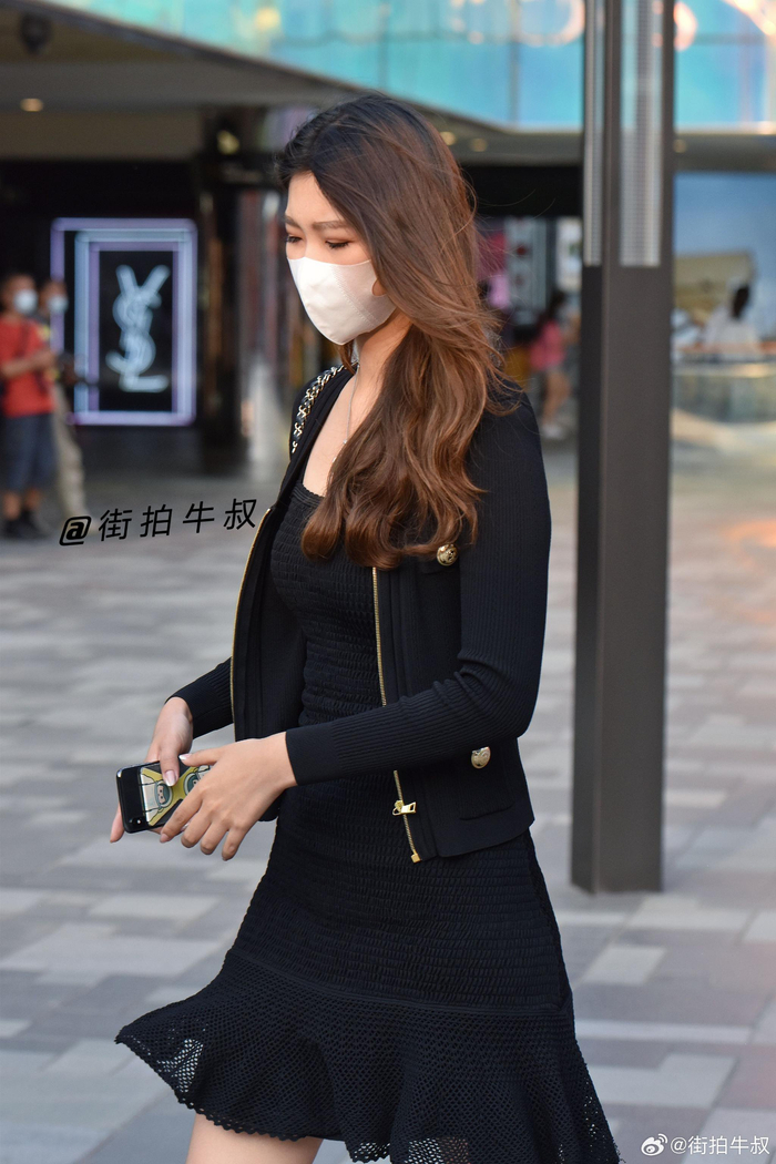 美女穿着黑色的时尚鱼尾裙出街