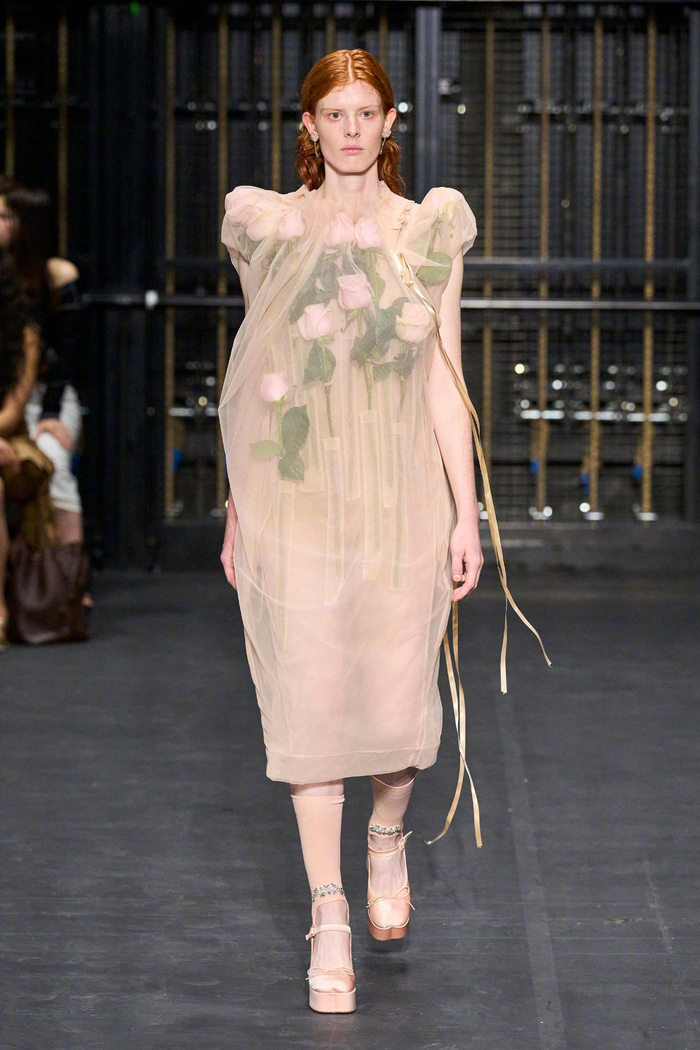 Simone Rocha 2024春夏系列发布秀————婚礼之美的颂歌……
