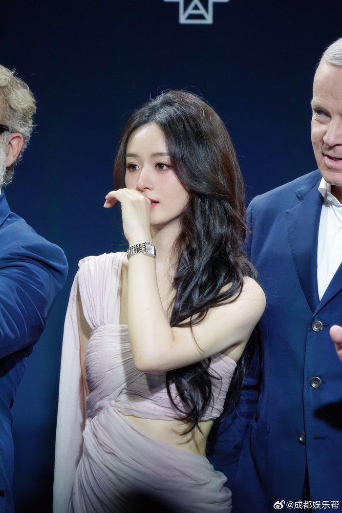 赵丽颖成都活动照片一组,最是那一低头的浅笑最迷人|赵丽颖_新浪新闻