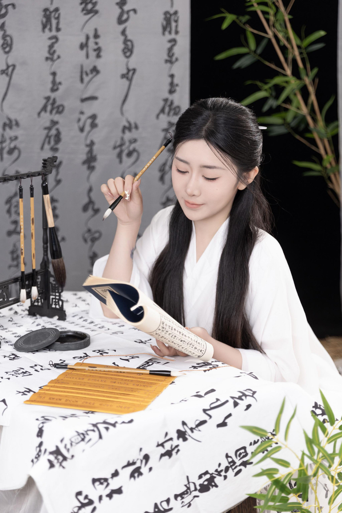 刚拍了套美美的国风写真,好爱这种腹有诗书气自华的感觉呀