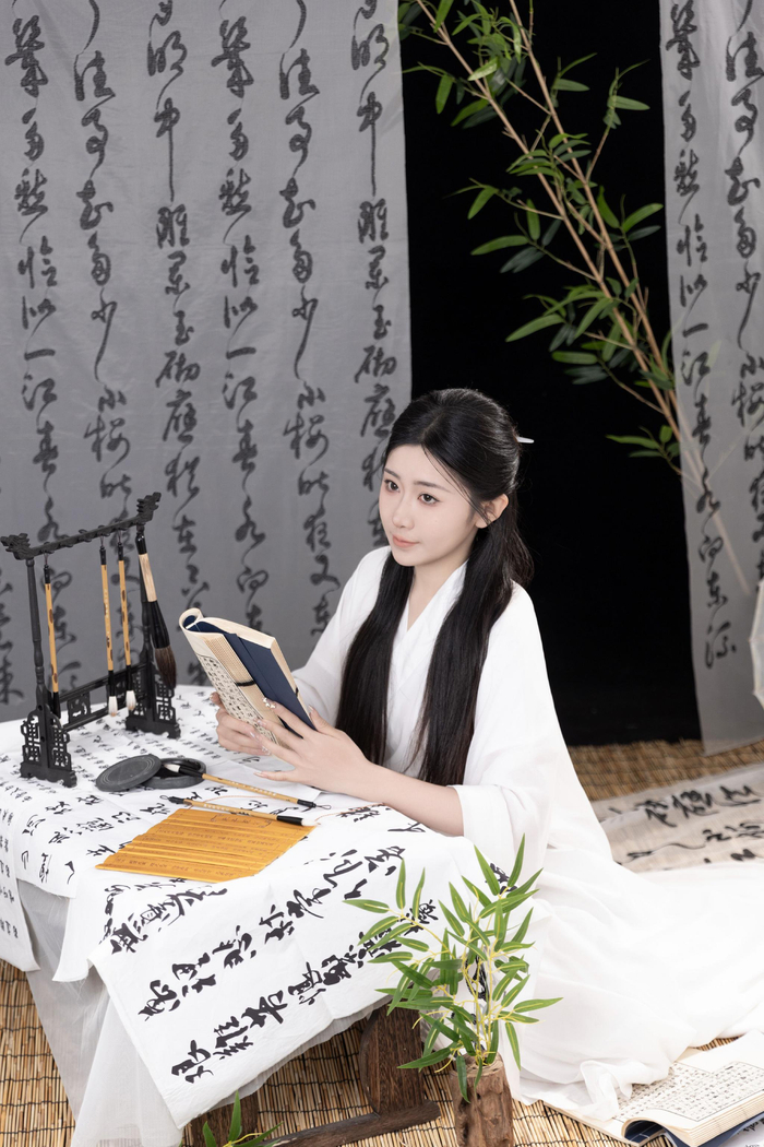 刚拍了套美美的国风写真,好爱这种腹有诗书气自华的感觉呀