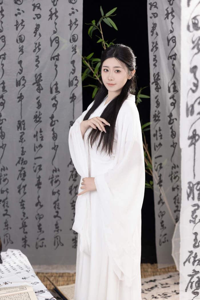 刚拍了套美美的国风写真,好爱这种腹有诗书气自华的感觉呀