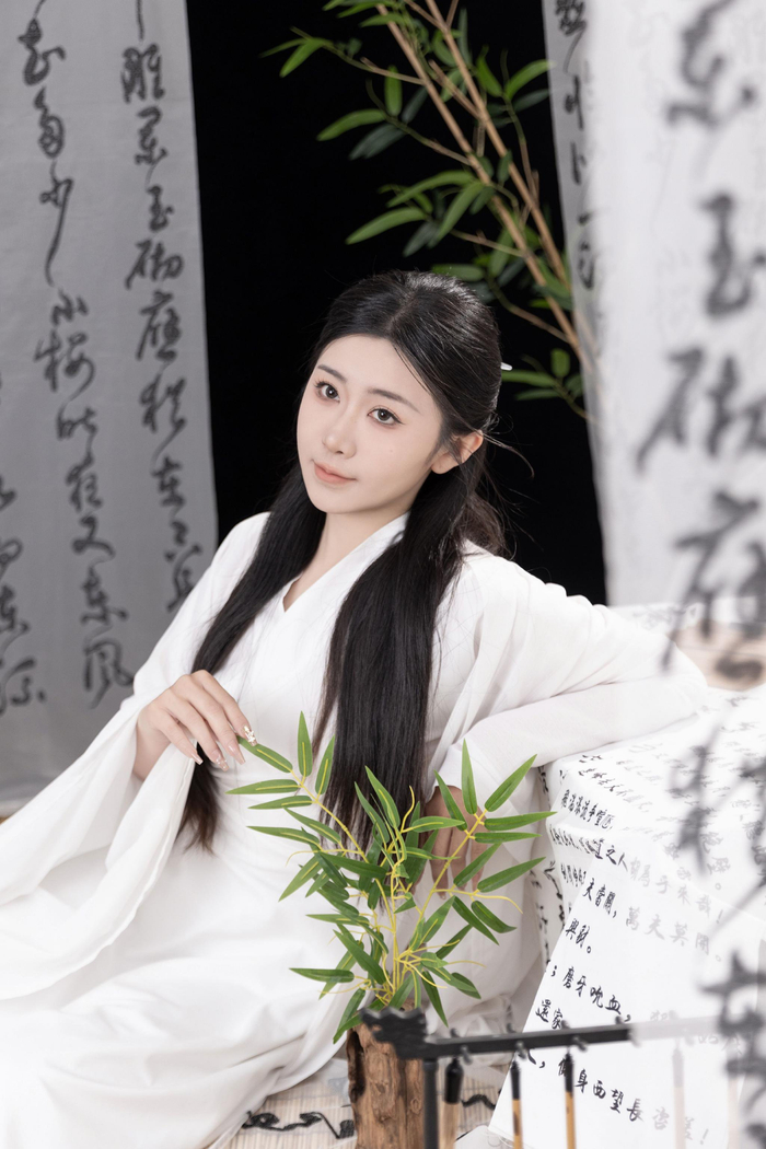 刚拍了套美美的国风写真,好爱这种腹有诗书气自华的感觉呀