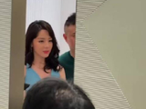 迪丽热巴与粉丝合影显亲和力