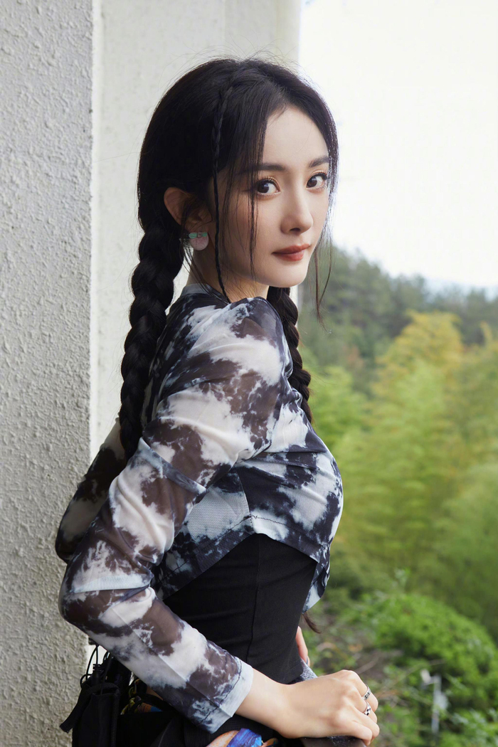 杨幂今日份六宫格随拍 双马尾麻花辫的幂,侧颜好漂亮