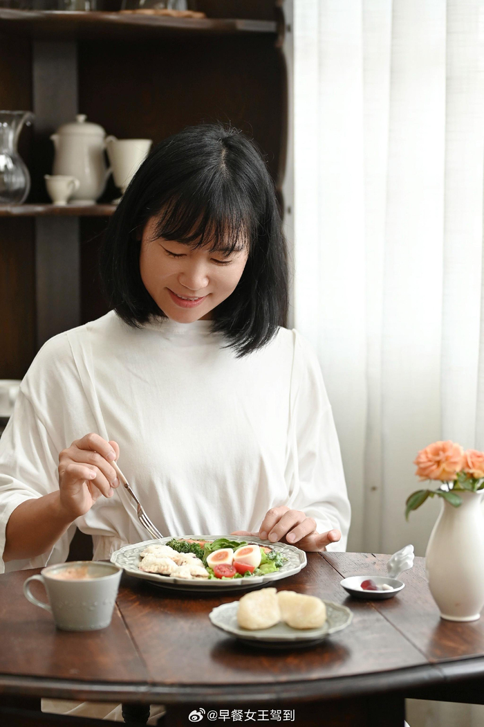 早餐:爱心夹心吐司,牛油果玫瑰花,三文鱼排,溏心蛋