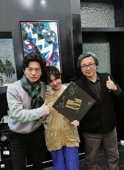 49岁的李健因长期坚持锻炼,其身材没有一点发福,甚至还练出了一身肌肉