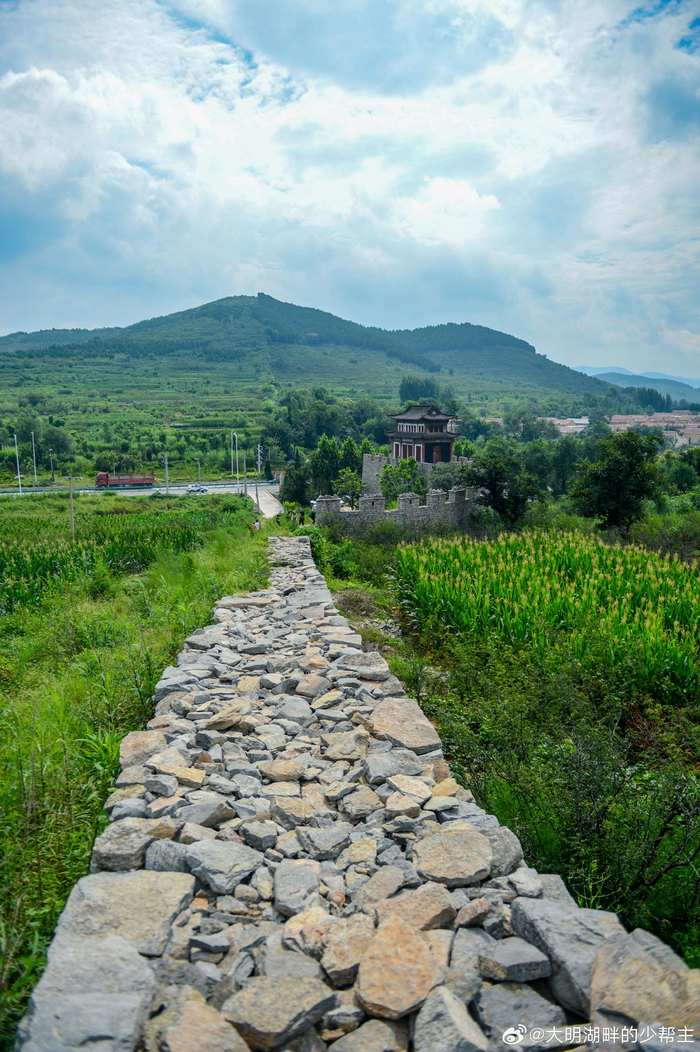 齐长城起点的标志性大型雕塑,位于济南市长清区孝里镇……__财经头条