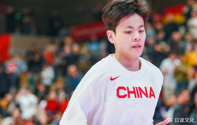 出生于 2002 年的杨舒予,年纪轻轻却已在篮球赛场上取得了诸多耀眼