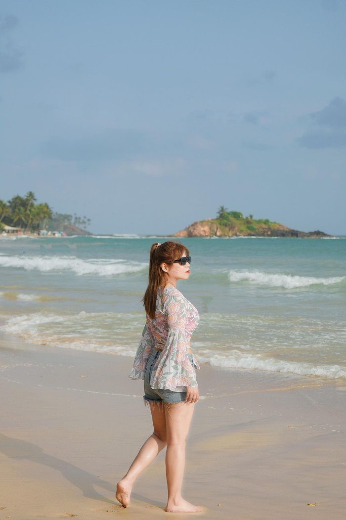 终于到斯里兰卡美瑞沙的海边啦大家开心地在水里翻滚