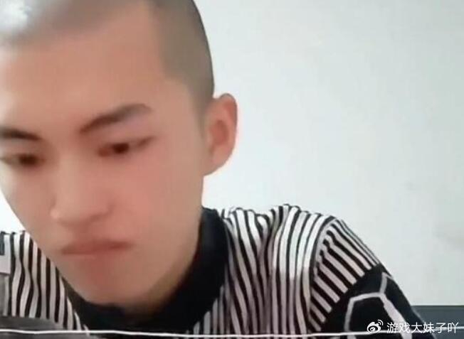 网红长相酷似那个男人,剃光头直播踩缝纫机,粉丝喊名字导致被永久封