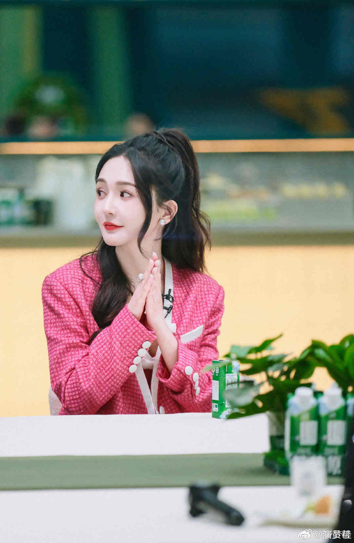 靳梦佳喊话想要一个热搜,那必须得漂亮姐姐安排