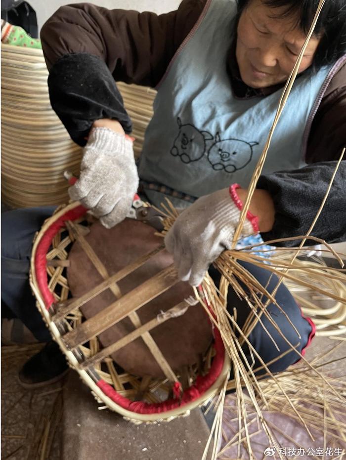 黃崗盛產柳編,是全國柳編的主產區和全縣柳編工藝品的集散地.