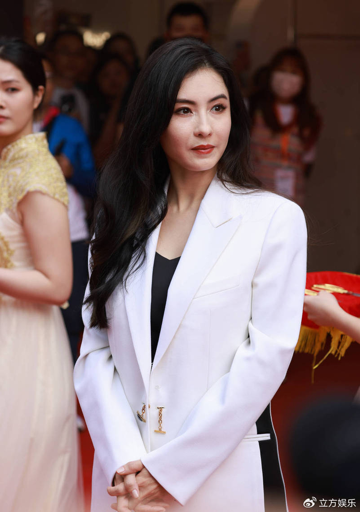张柏芝身穿白色西装端庄干练妆容精致状态在线