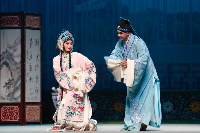 青春版秦雪梅上演传统艺术焕发新生机