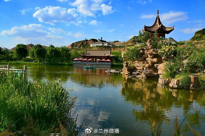 仁寿山公园位于甘肃省兰州安宁区刘家堡北部的桃园之中