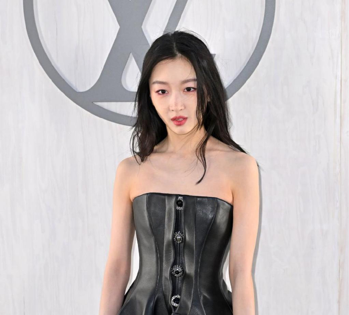 巴黎时装周怼脸生图明星纷纷出糗没了滤镜年龄感就出来了