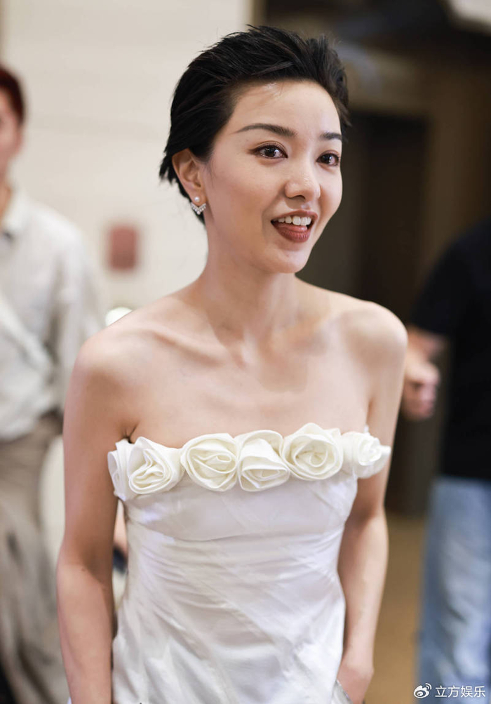 郭采洁穿立体玫瑰抹胸上衣 身材纤细锁骨吸睛