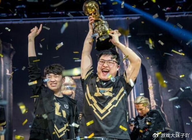 ale和uzi相爱相杀,故意发捧杯图嘲讽他,uzi反手转给他50块|生日|吐槽