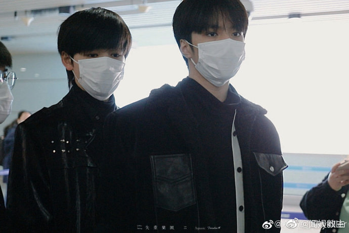 宋亚轩刘耀文西宁饭拍allblack酷帅超模出街